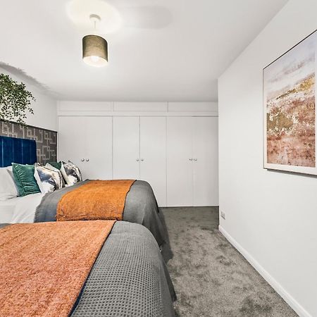 Elegant Retreat In Cheltenham - Garden & Parking Included Esterno foto