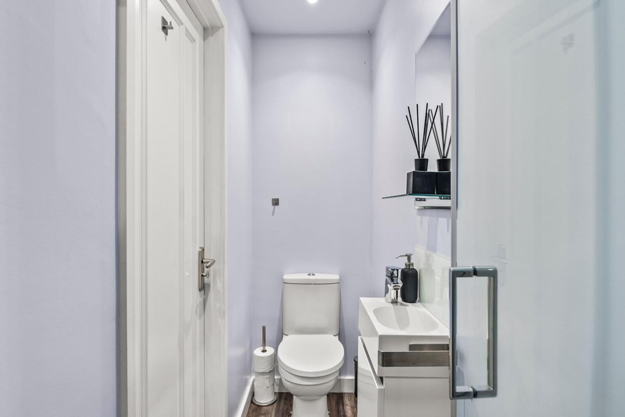 Elegant Retreat In Cheltenham - Garden & Parking Included Esterno foto