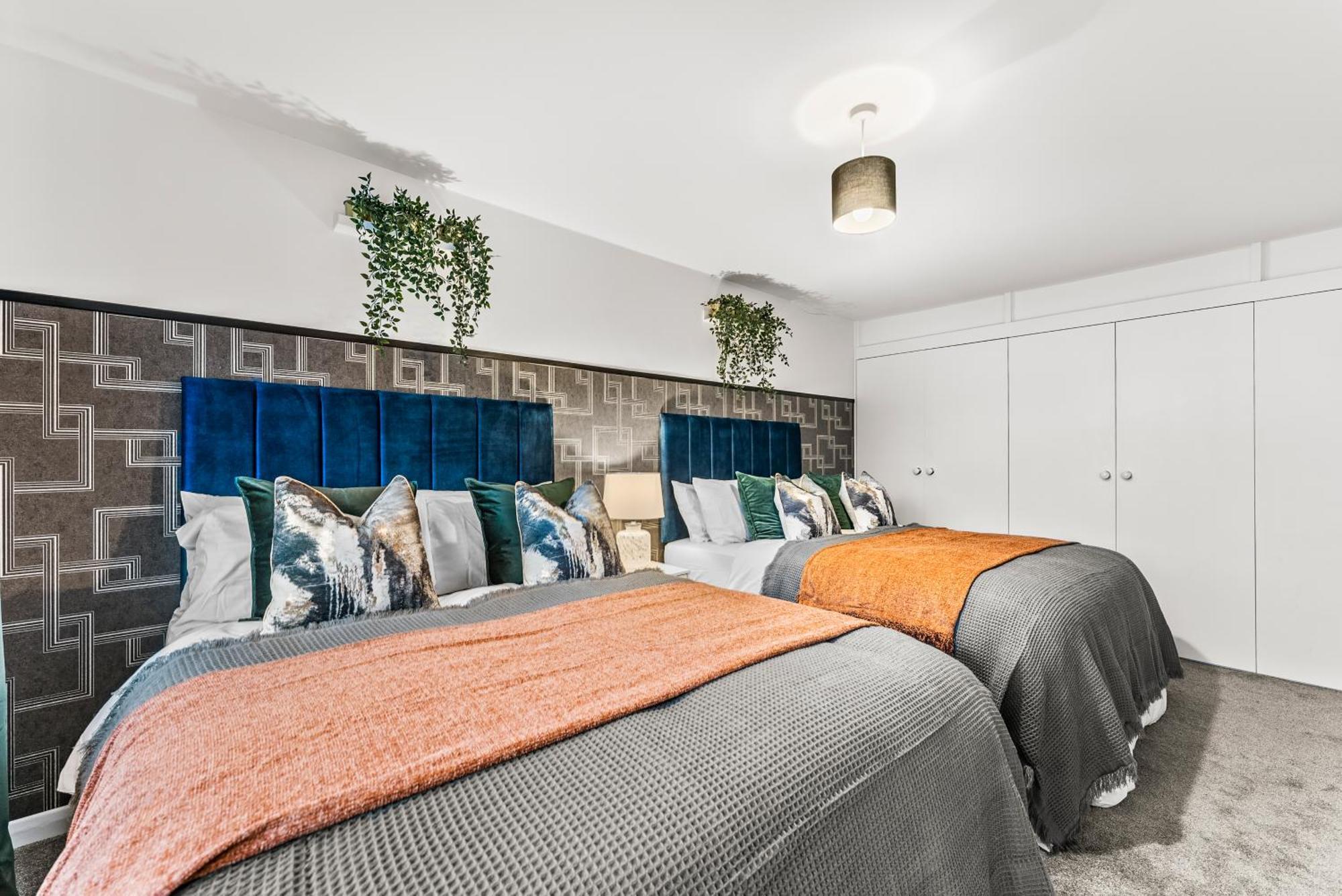 Elegant Retreat In Cheltenham - Garden & Parking Included Esterno foto