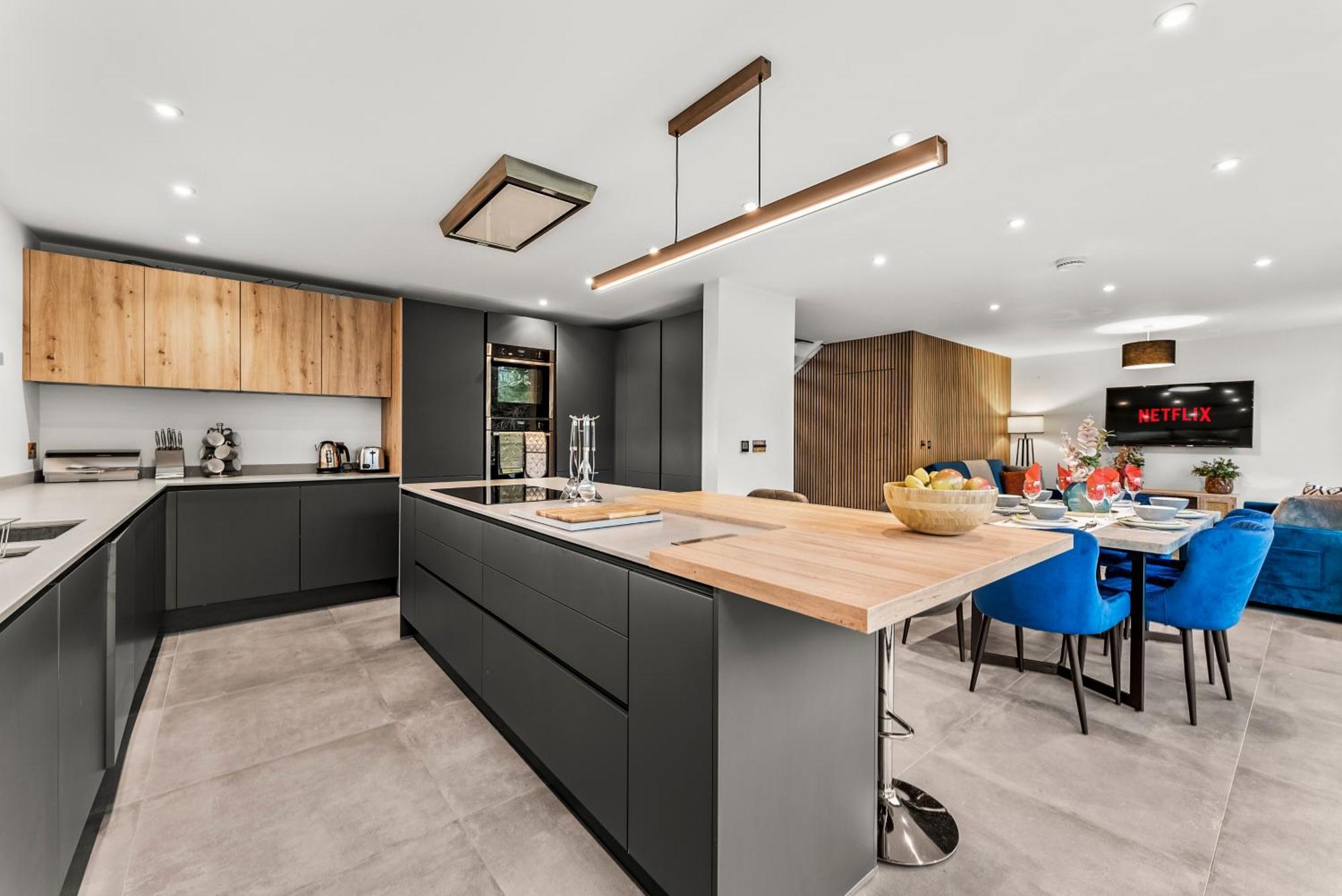 Elegant Retreat In Cheltenham - Garden & Parking Included Esterno foto