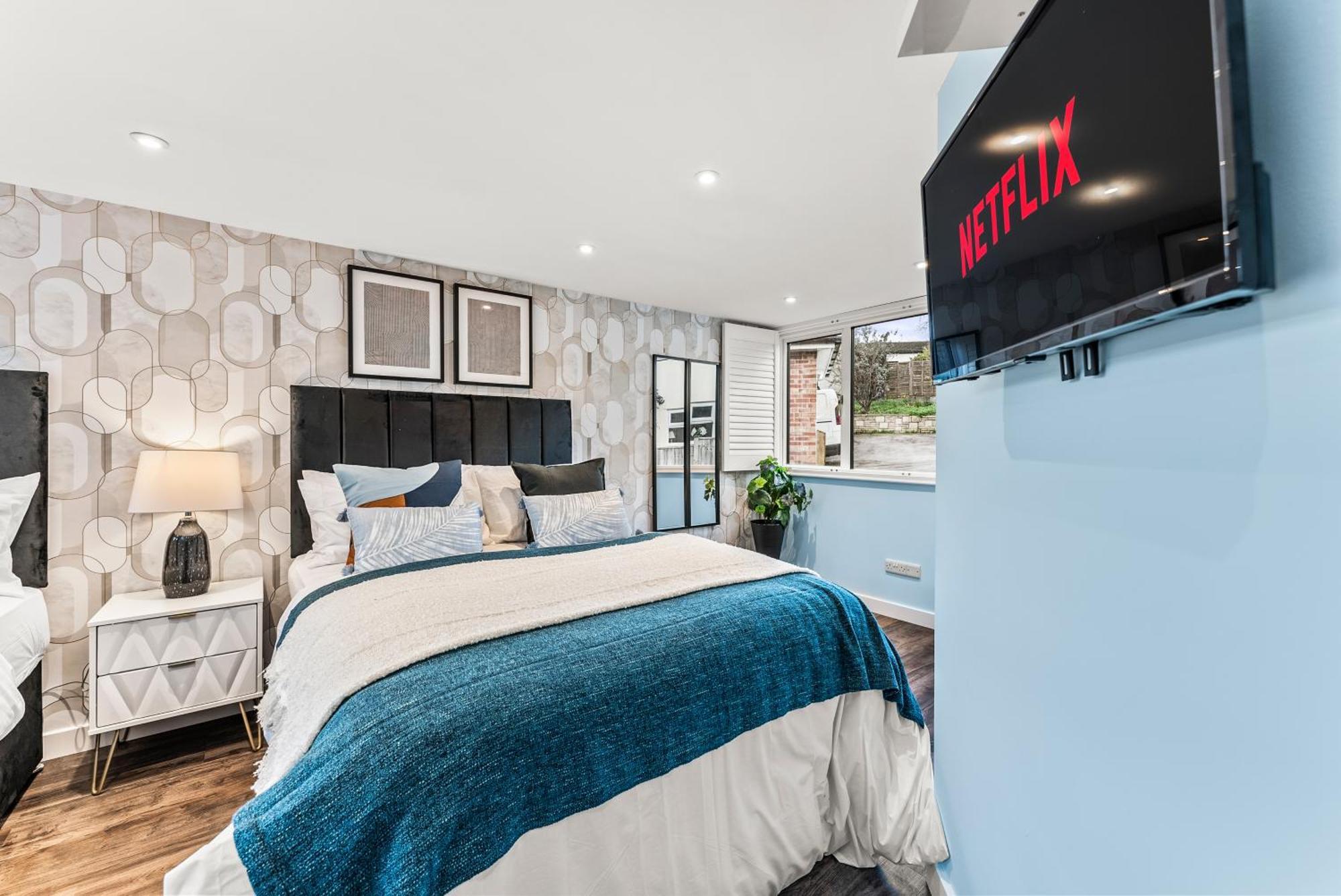 Elegant Retreat In Cheltenham - Garden & Parking Included Esterno foto