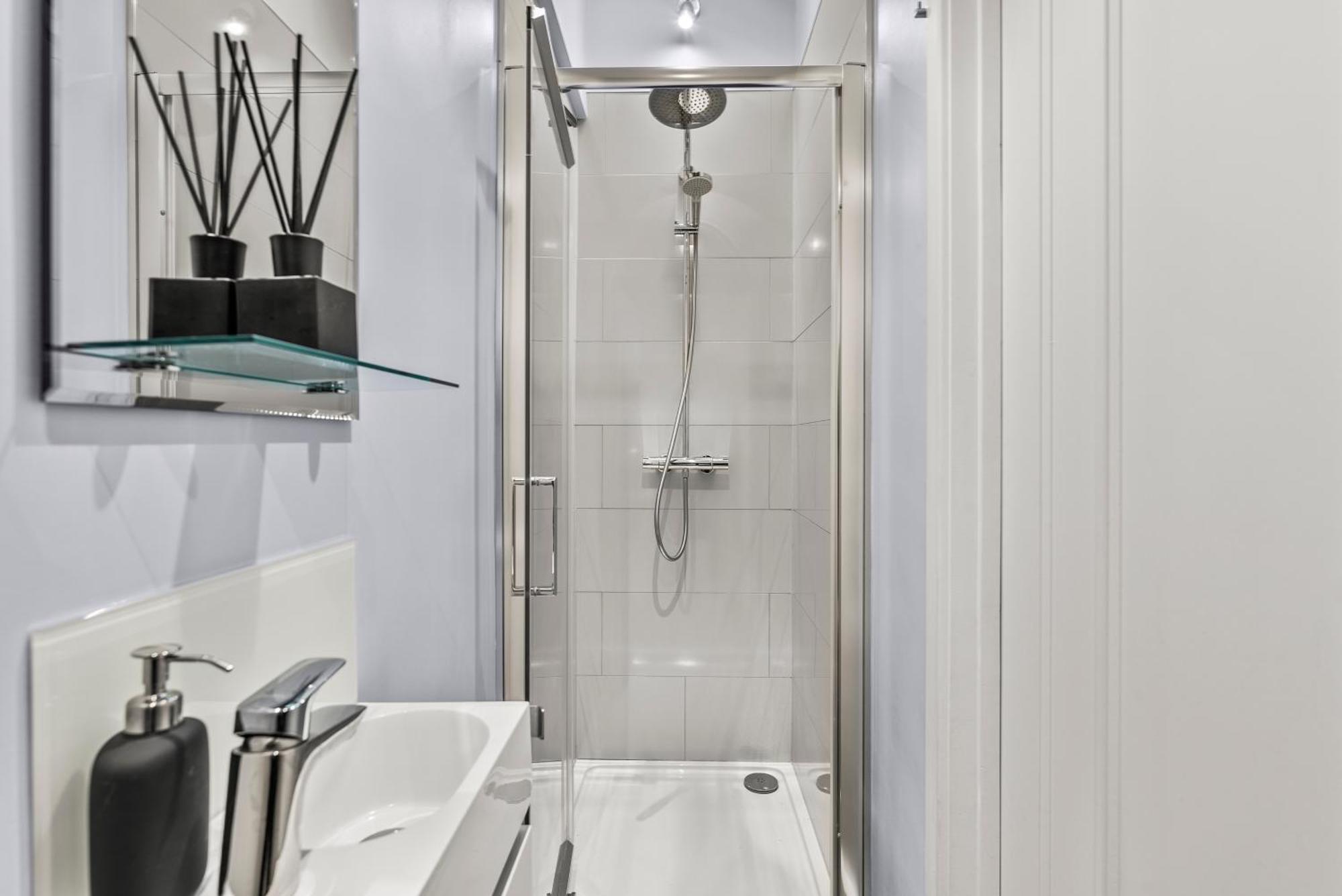 Elegant Retreat In Cheltenham - Garden & Parking Included Esterno foto