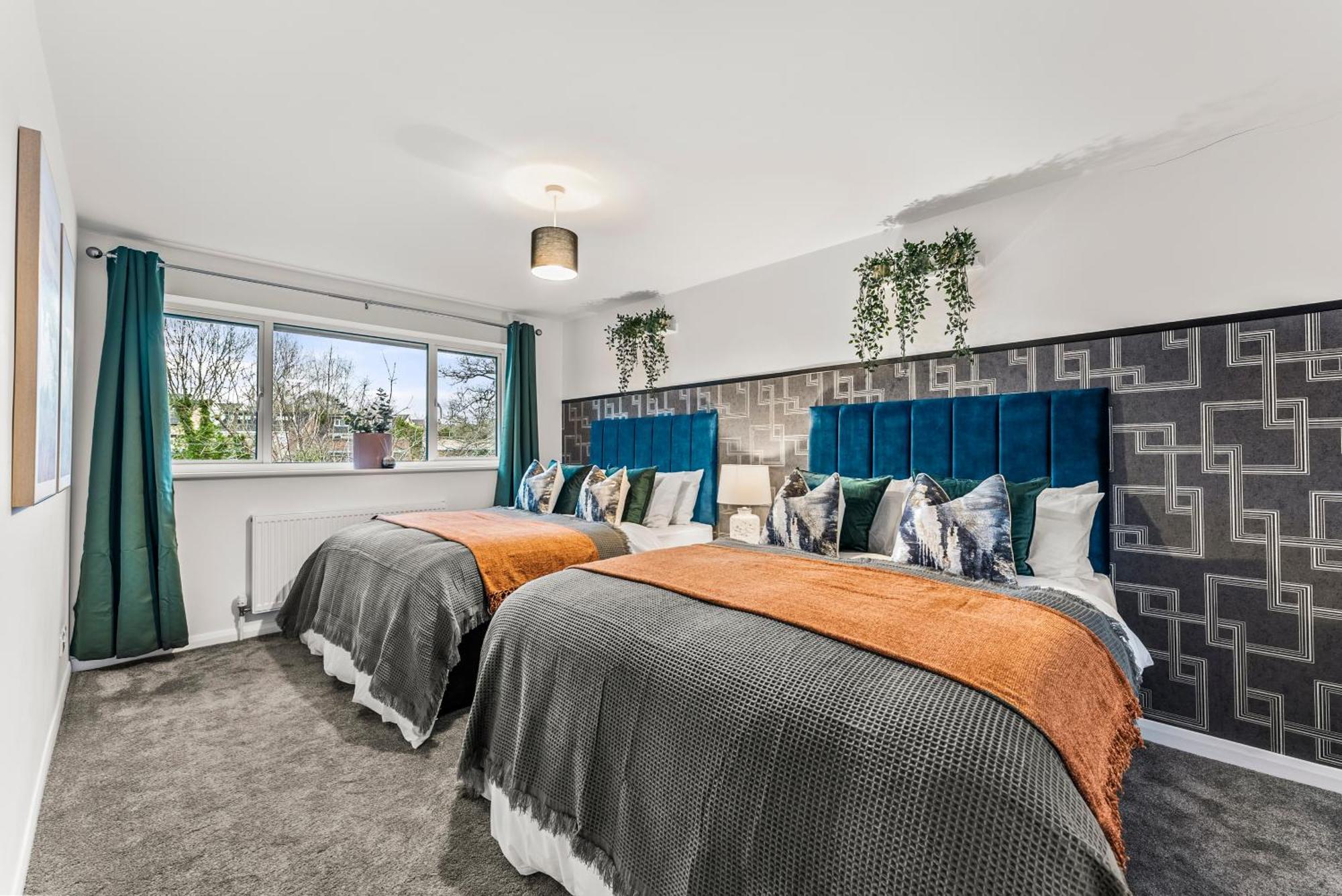 Elegant Retreat In Cheltenham - Garden & Parking Included Esterno foto