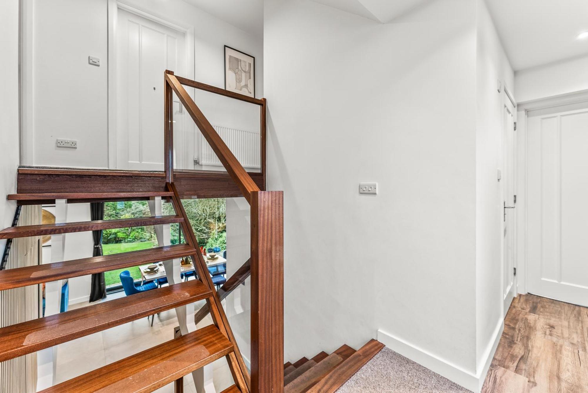 Elegant Retreat In Cheltenham - Garden & Parking Included Esterno foto