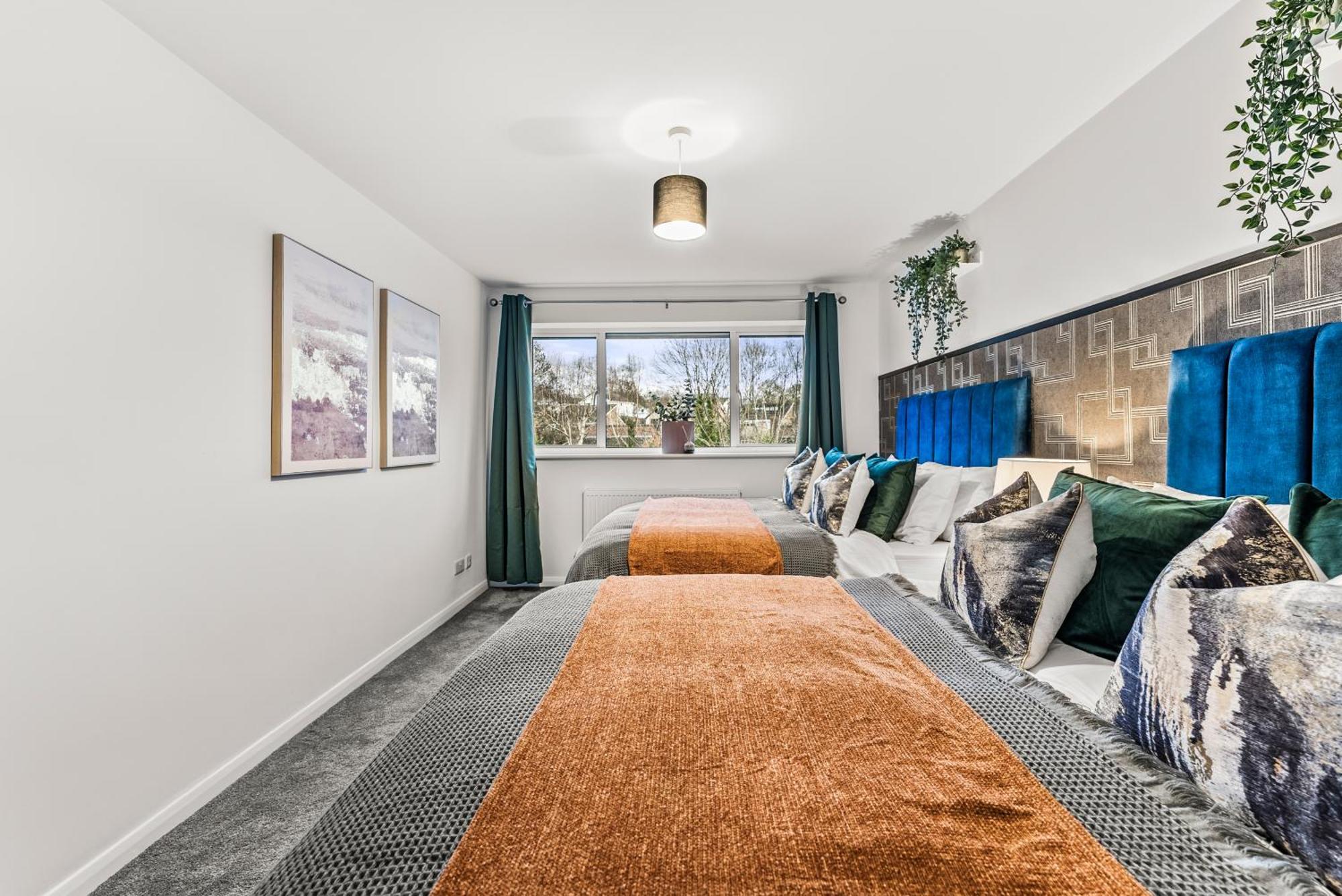 Elegant Retreat In Cheltenham - Garden & Parking Included Esterno foto